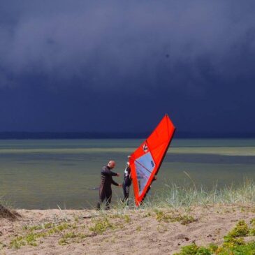Janeku, Eleni, Dima ja Risto surfikoolitus Laulasmaal 31.07.16